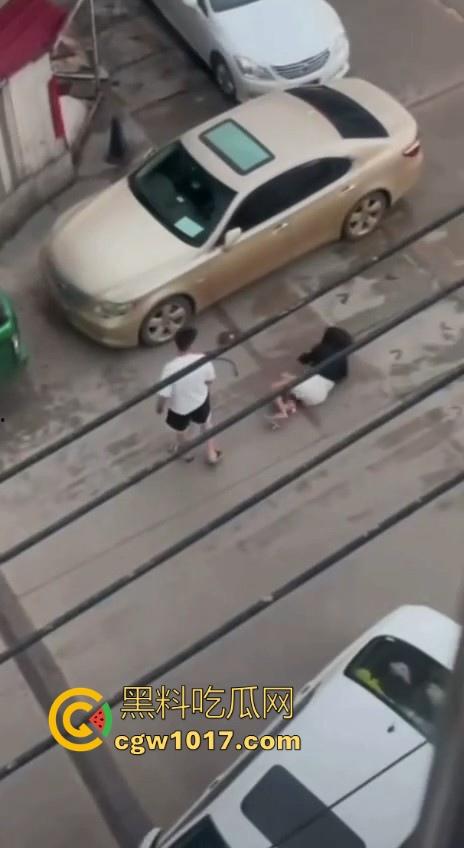 街头白衣猛男当街暴打短裙少妇，猛扯白裙少妇，直接一个过肩摔，把人摔得狗吃屎一样，手中钱散落街头！  第2张