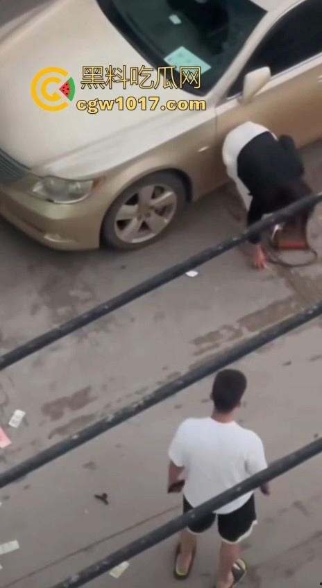 街头白衣猛男当街暴打短裙少妇，猛扯白裙少妇，直接一个过肩摔，把人摔得狗吃屎一样，手中钱散落街头！  第9张