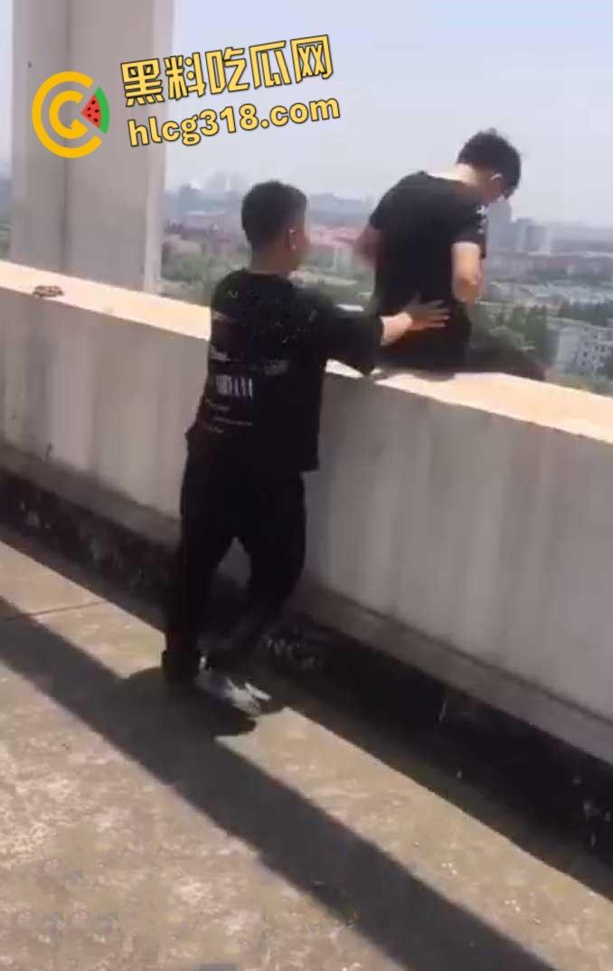 天台刺激拍照翻车，装逼坠楼，推人入狱，判个死刑还是判个无期呢？  第2张