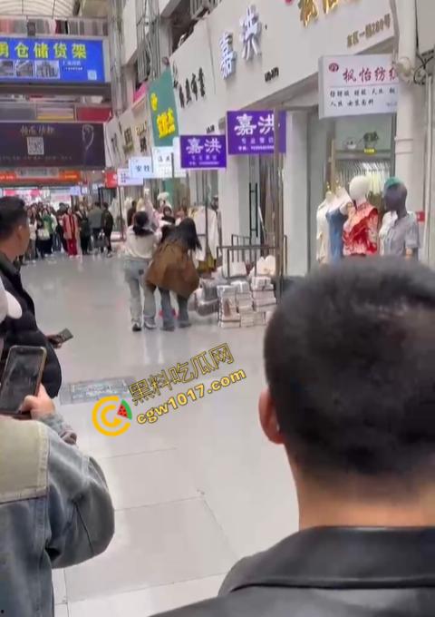 绍兴柯桥轻纺城上演“全武行”, 闺蜜盟友助力，原配怒火中烧，小三惊叫求饶，众人围观，这出闹剧谁是谁非！  第8张