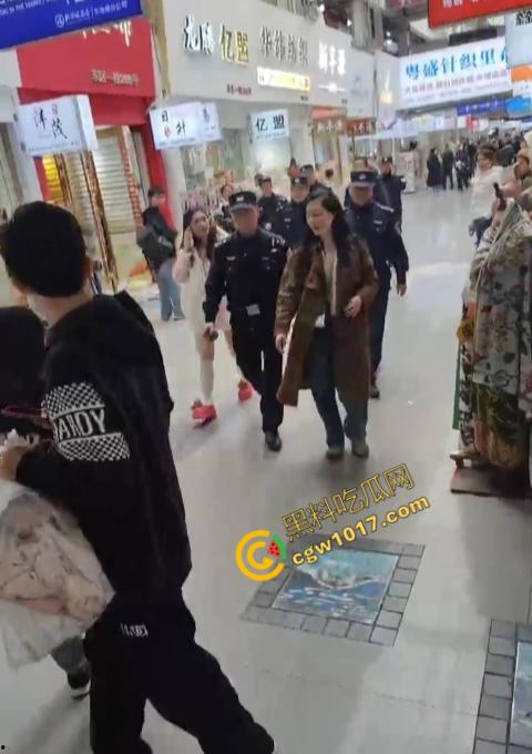 绍兴柯桥轻纺城上演“全武行”, 闺蜜盟友助力，原配怒火中烧，小三惊叫求饶，众人围观，这出闹剧谁是谁非！  第9张