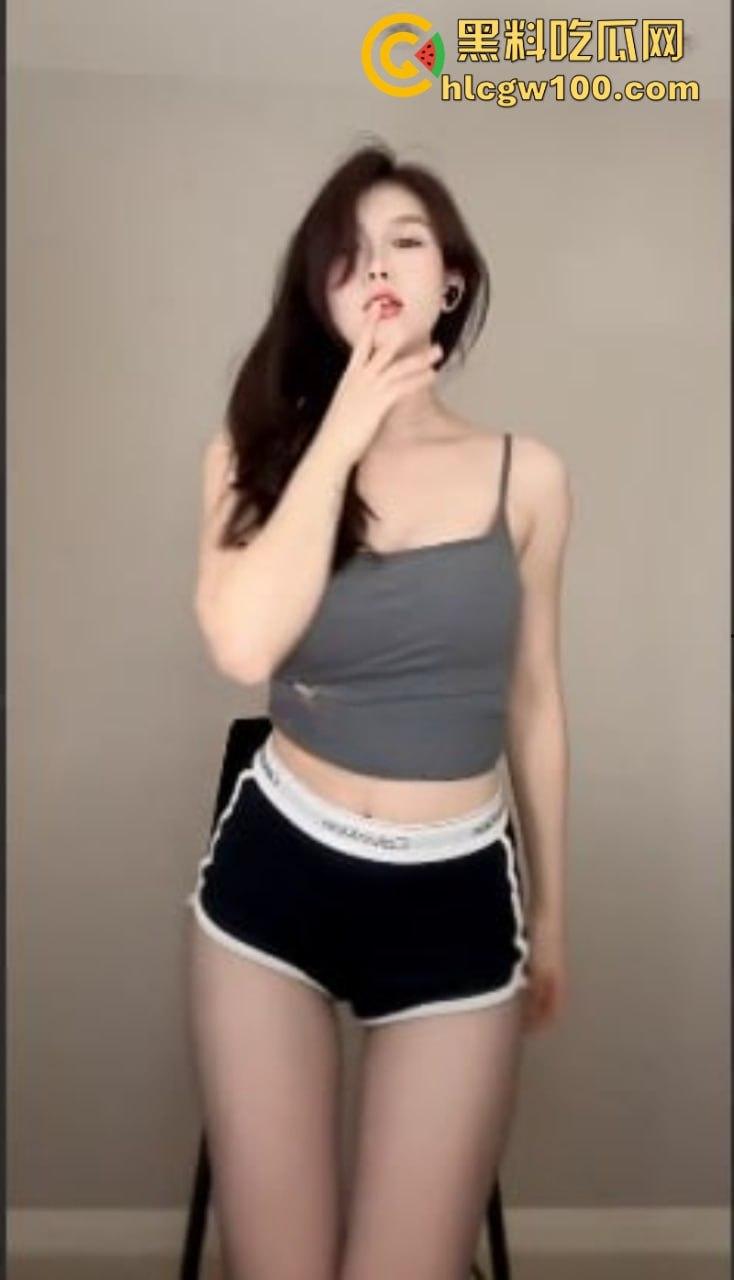 快手高颜值网红【大乔不可】密码房擦边热舞视频泄密 制服诱惑淫荡肉体太赞了  第6张