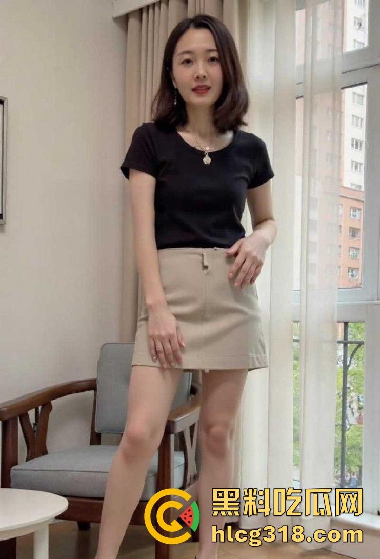 乱伦3P！丈母娘跟老婆齐上阵，丈母娘在旁边督战拍照，场面十分淫乱！  第1张