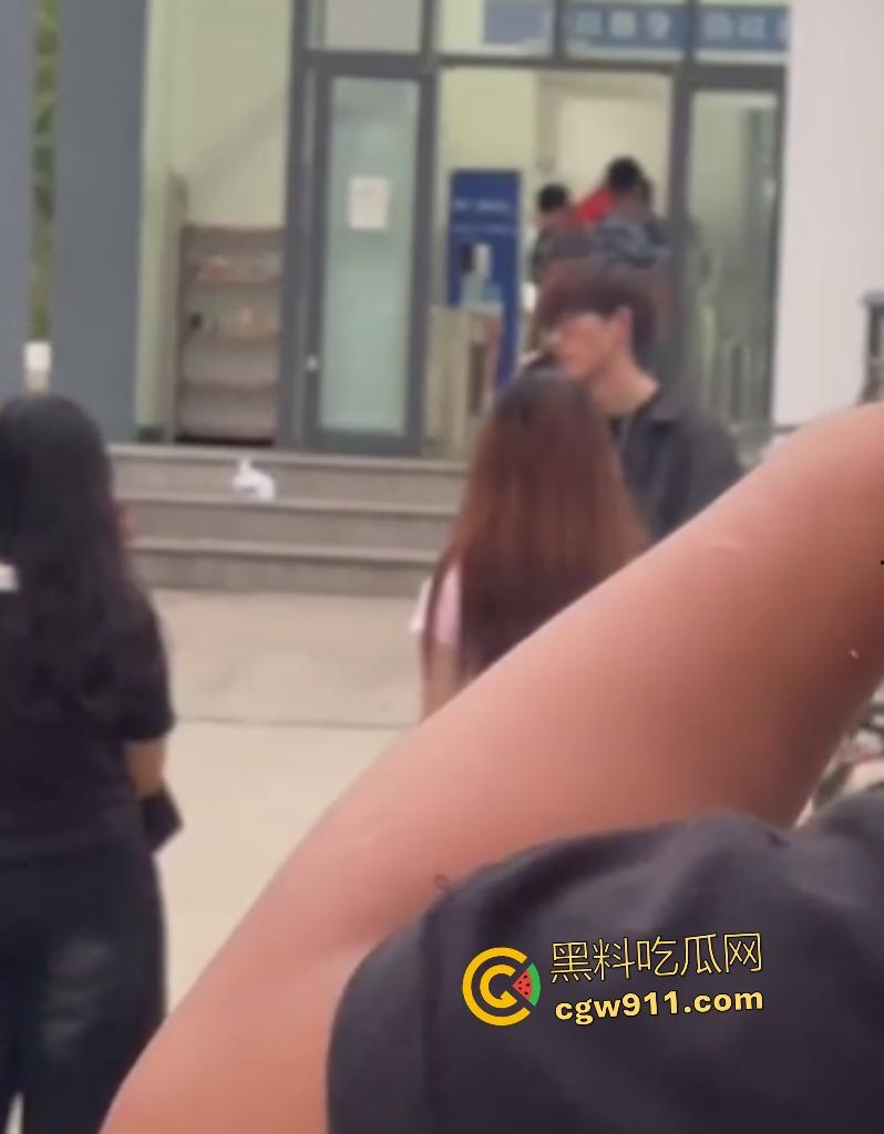 安徽新华学院渣男脚踏两条船，惨遭原配小三联手暴打！谁知渣男还反打女人，围观群众怒吼“渣男去死”！  第1张