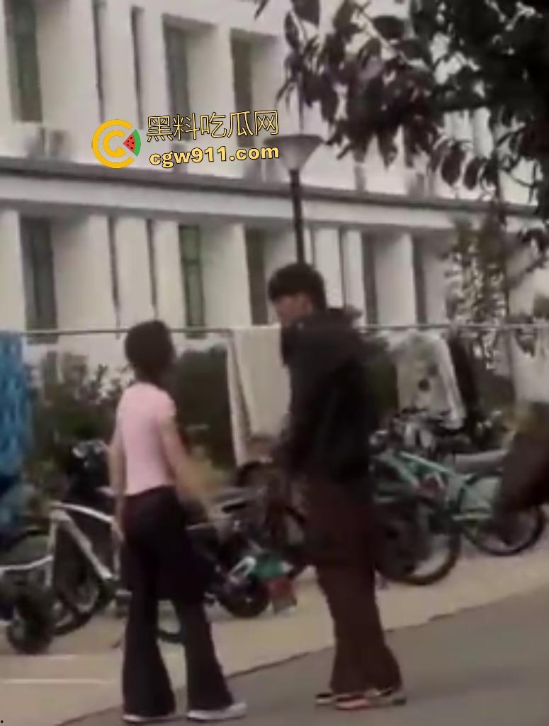 安徽新华学院渣男脚踏两条船，惨遭原配小三联手暴打！谁知渣男还反打女人，围观群众怒吼“渣男去死”！  第2张