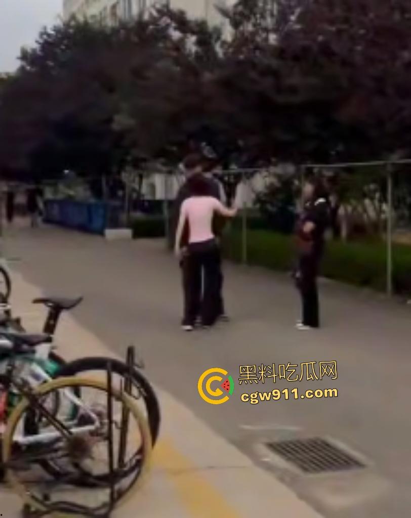 安徽新华学院渣男脚踏两条船，惨遭原配小三联手暴打！谁知渣男还反打女人，围观群众怒吼“渣男去死”！  第3张