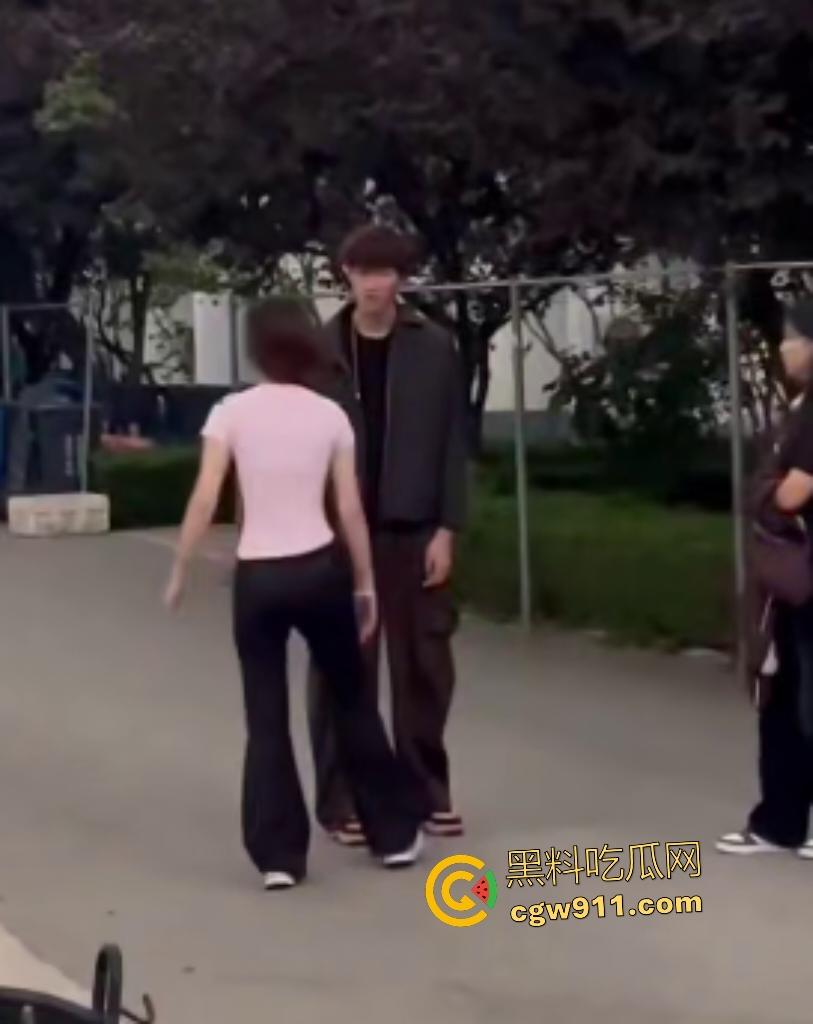 安徽新华学院渣男脚踏两条船，惨遭原配小三联手暴打！谁知渣男还反打女人，围观群众怒吼“渣男去死”！  第4张