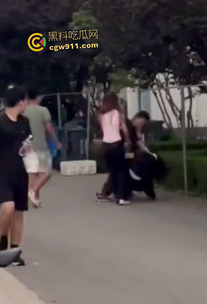 安徽新华学院渣男脚踏两条船，惨遭原配小三联手暴打！谁知渣男还反打女人，围观群众怒吼“渣男去死”！  第6张