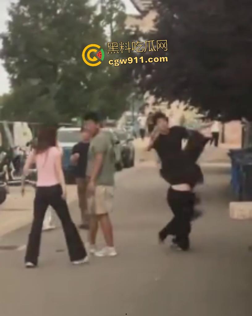 安徽新华学院渣男脚踏两条船，惨遭原配小三联手暴打！谁知渣男还反打女人，围观群众怒吼“渣男去死”！  第7张