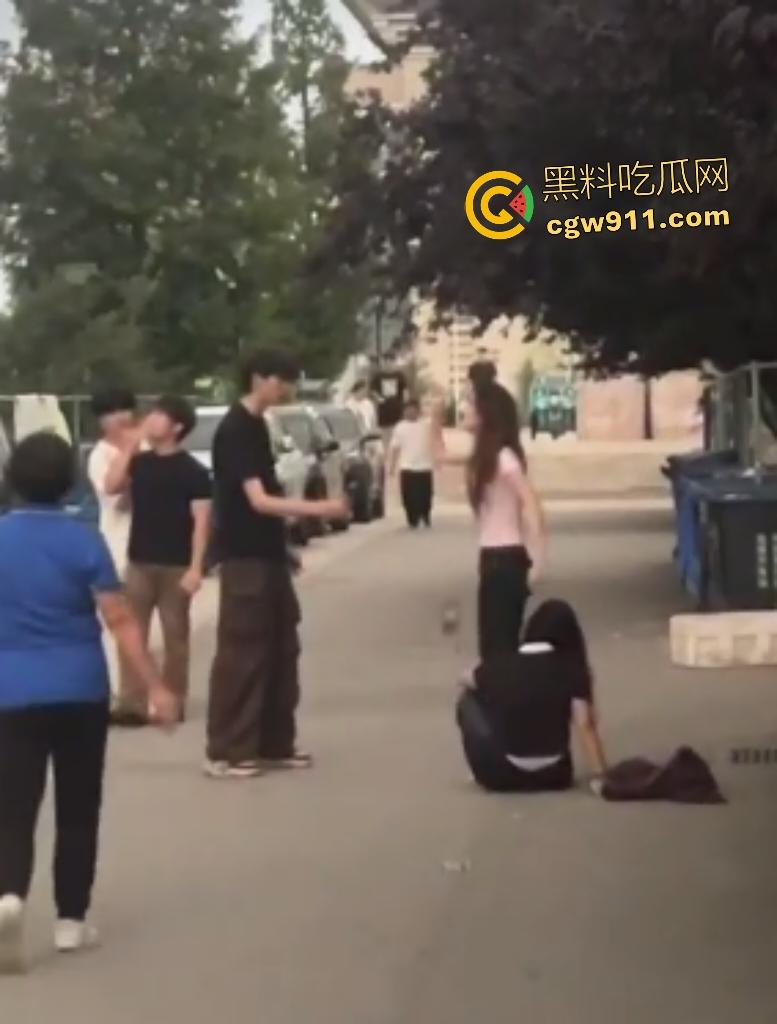 安徽新华学院渣男脚踏两条船，惨遭原配小三联手暴打！谁知渣男还反打女人，围观群众怒吼“渣男去死”！  第8张