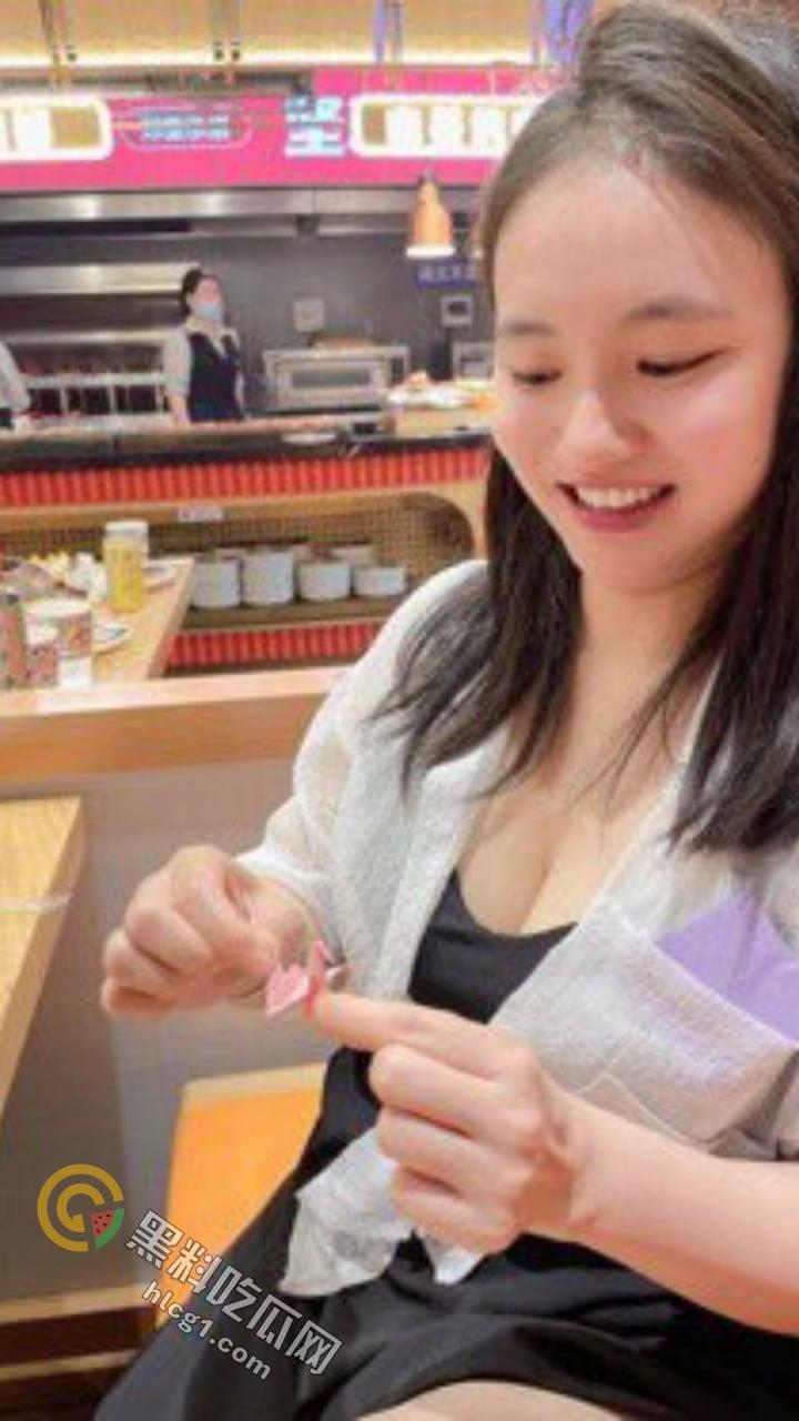 震撼眼球！极品人妻张小萍超市大胆摸奶，办公室野战引爆全网争议  第1张