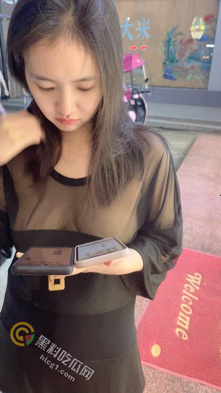 震撼眼球！极品人妻张小萍超市大胆摸奶，办公室野战引爆全网争议  第3张