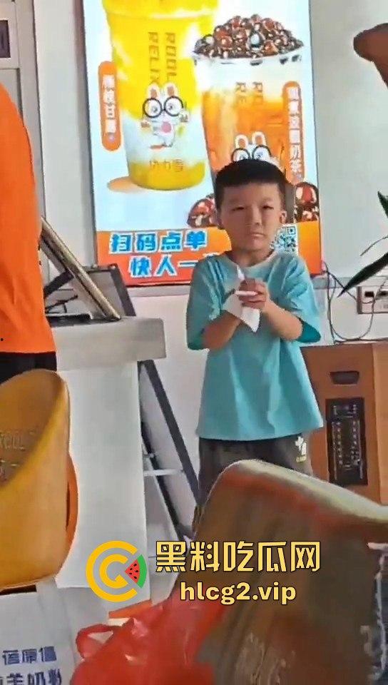 南宁熊孩子玩奶茶封口机被夹断四根手指！家长慌了才后悔疏忽奶茶店一片惊叫！  第1张