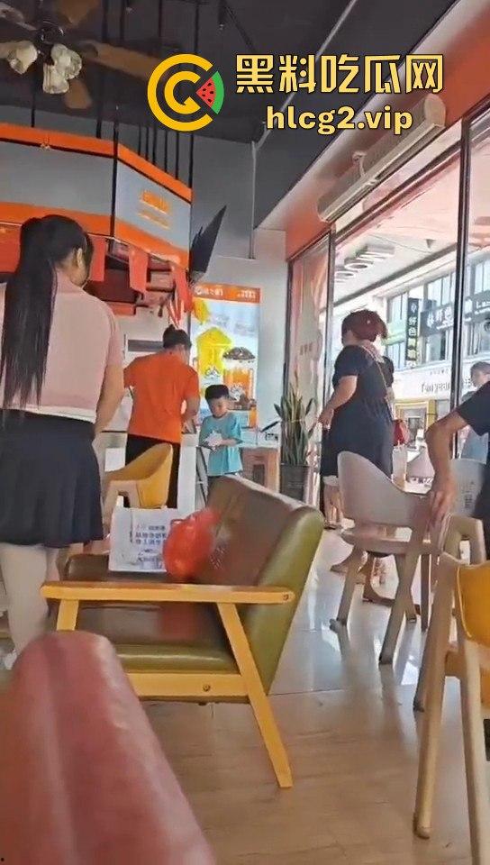 南宁熊孩子玩奶茶封口机被夹断四根手指！家长慌了才后悔疏忽奶茶店一片惊叫！  第2张