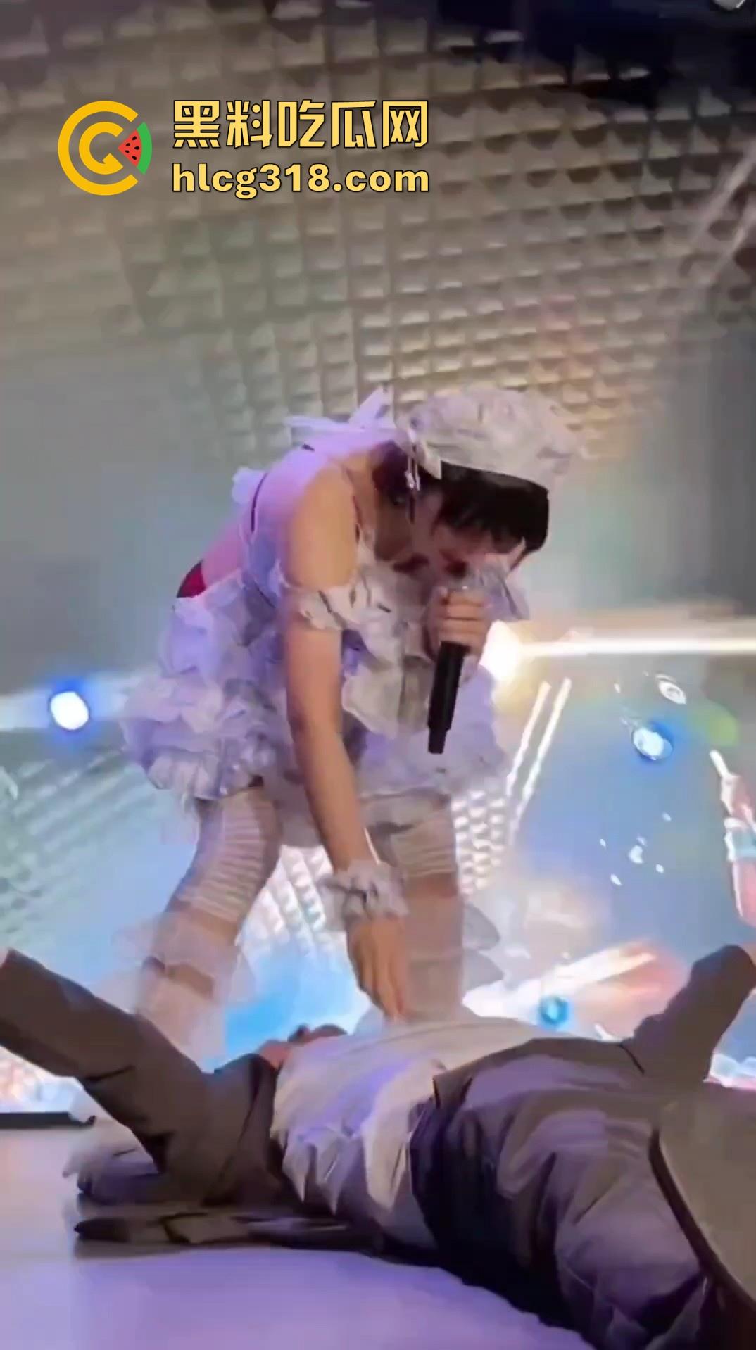 日本可爱女优粉丝见面福利，享受在线骑乘坐脸，幸运粉丝张开大口直接狂舔，狠狠的满足了！  第2张