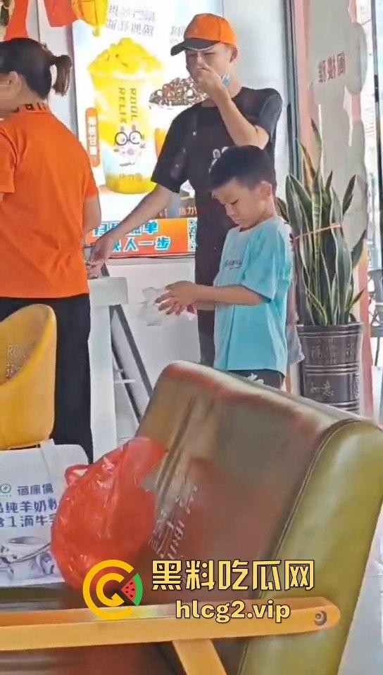 南宁熊孩子玩奶茶封口机被夹断四根手指！家长慌了才后悔疏忽奶茶店一片惊叫！  第5张