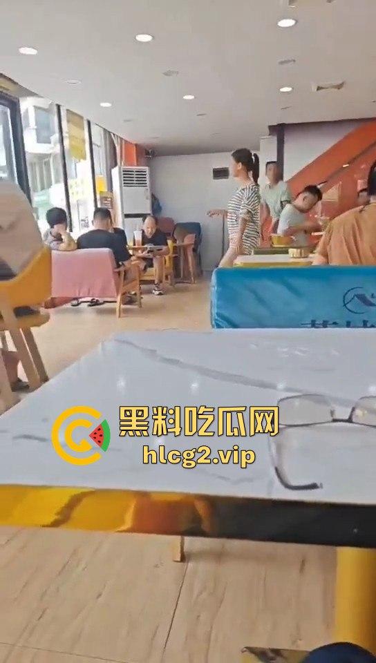 南宁熊孩子玩奶茶封口机被夹断四根手指！家长慌了才后悔疏忽奶茶店一片惊叫！  第6张