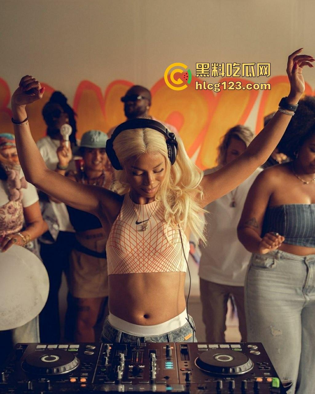 DJ Chelsea秀身材震撼全场，男友场外找妹大秀高难度姿势，黑人体力太猛了！  第4张