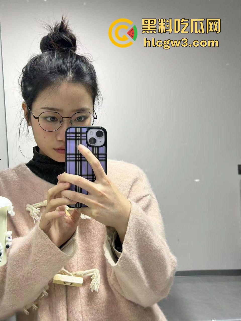 青岛某大学班花【李琦】反差视频曝光！乖乖女变小母狗撒尿调教，眼镜妹的淫荡巅峰！  第3张