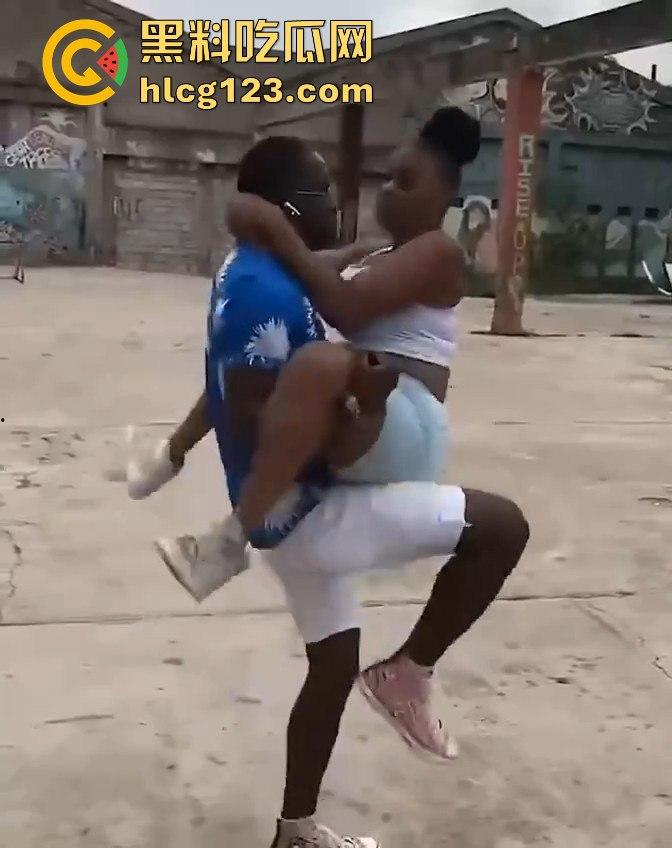 DJ Chelsea秀身材震撼全场，男友场外找妹大秀高难度姿势，黑人体力太猛了！  第7张