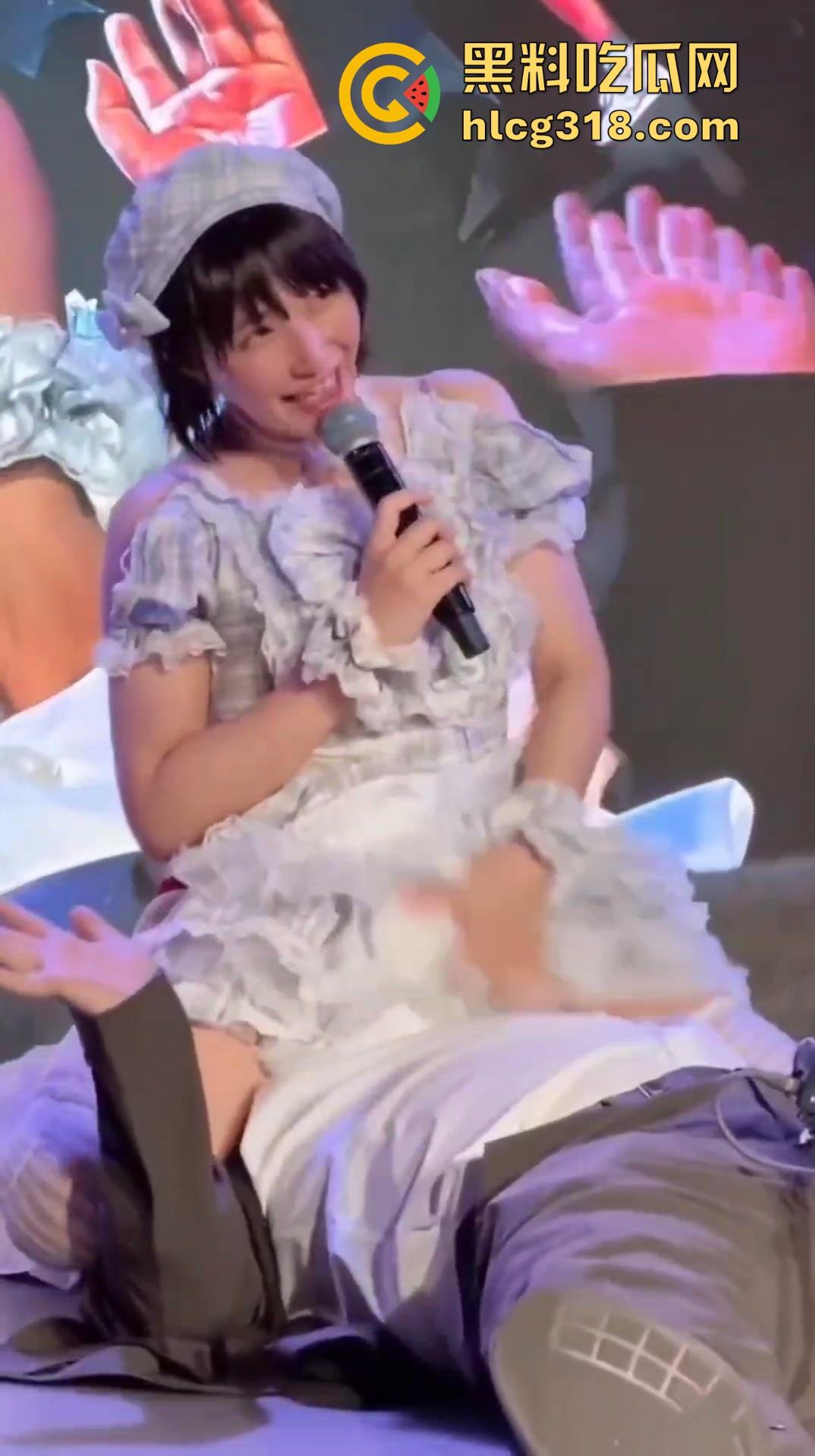 日本可爱女优粉丝见面福利，享受在线骑乘坐脸，幸运粉丝张开大口直接狂舔，狠狠的满足了！  第7张