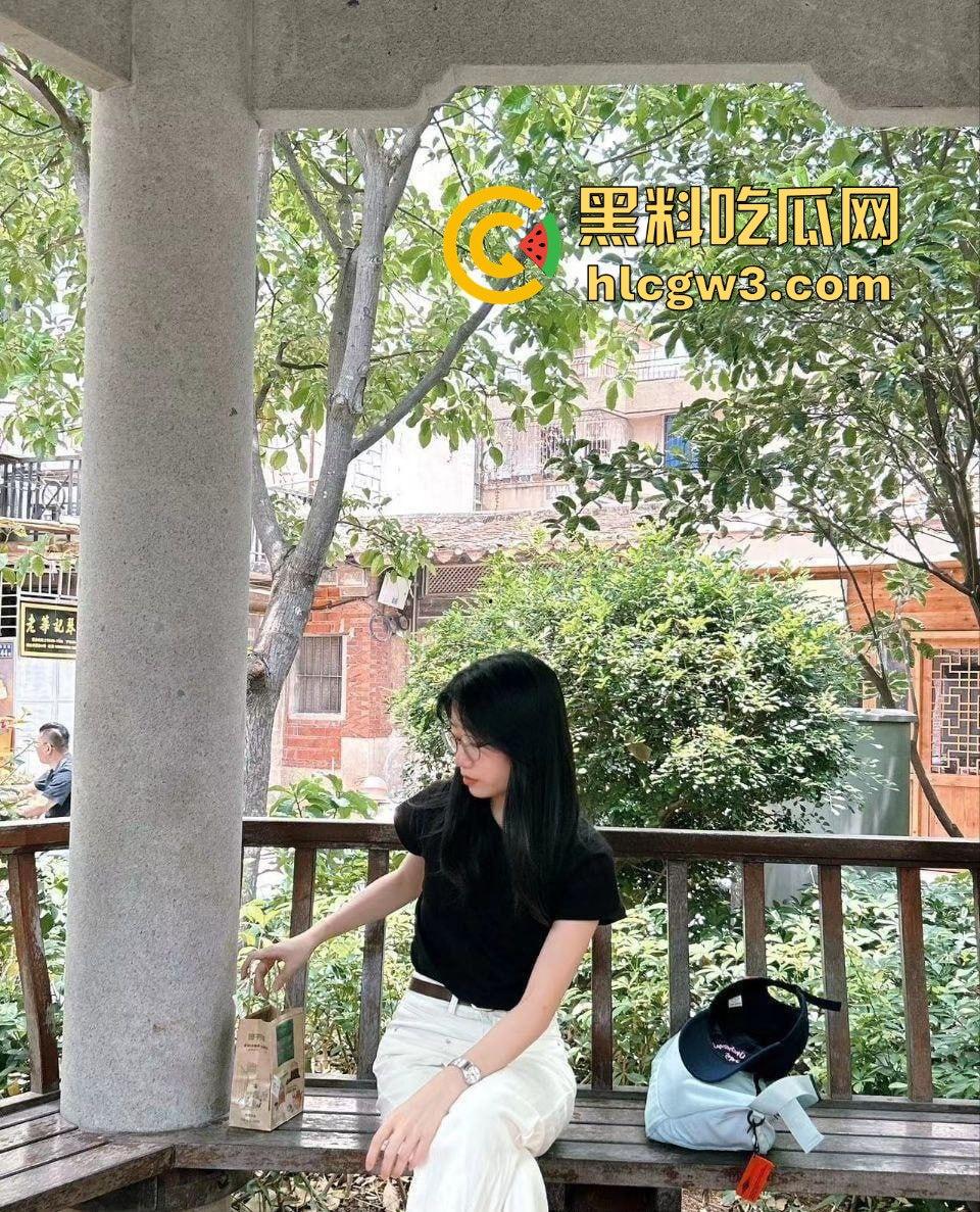 青岛某大学班花【李琦】反差视频曝光！乖乖女变小母狗撒尿调教，眼镜妹的淫荡巅峰！  第5张