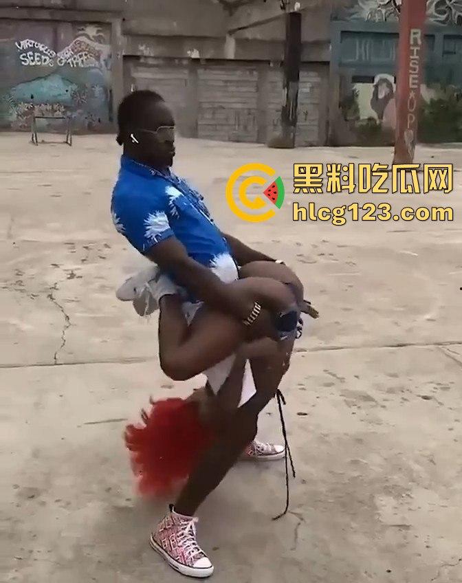 DJ Chelsea秀身材震撼全场，男友场外找妹大秀高难度姿势，黑人体力太猛了！  第9张