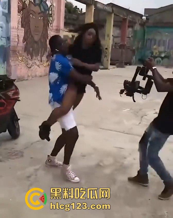 DJ Chelsea秀身材震撼全场，男友场外找妹大秀高难度姿势，黑人体力太猛了！  第10张