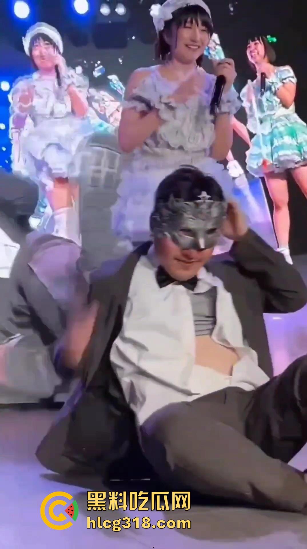 日本可爱女优粉丝见面福利，享受在线骑乘坐脸，幸运粉丝张开大口直接狂舔，狠狠的满足了！  第10张