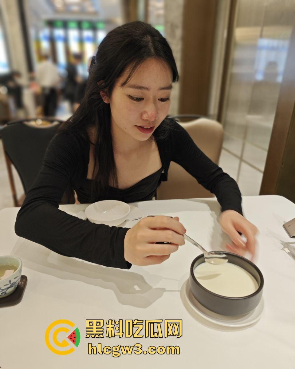 青岛某大学班花【李琦】反差视频曝光！乖乖女变小母狗撒尿调教，眼镜妹的淫荡巅峰！  第7张