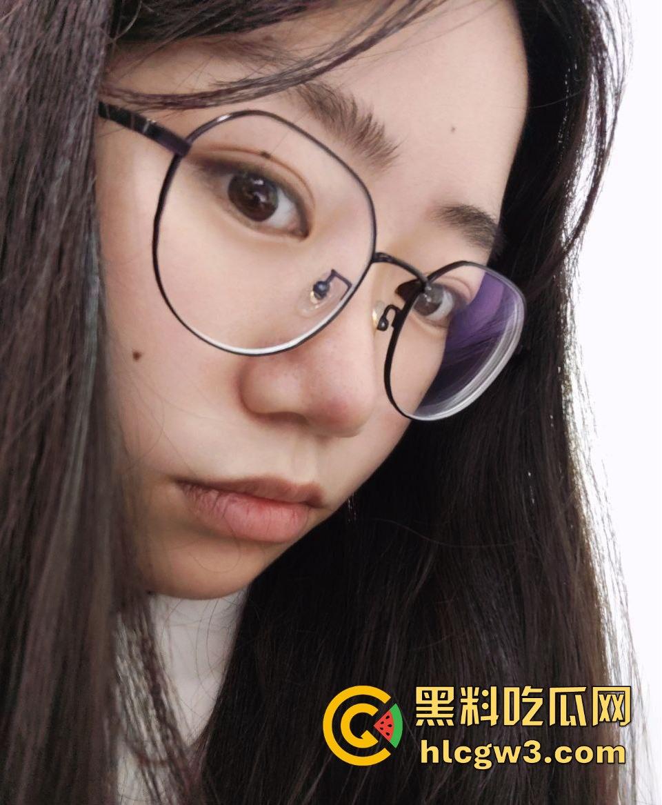 青岛某大学班花【李琦】反差视频曝光！乖乖女变小母狗撒尿调教，眼镜妹的淫荡巅峰！  第8张