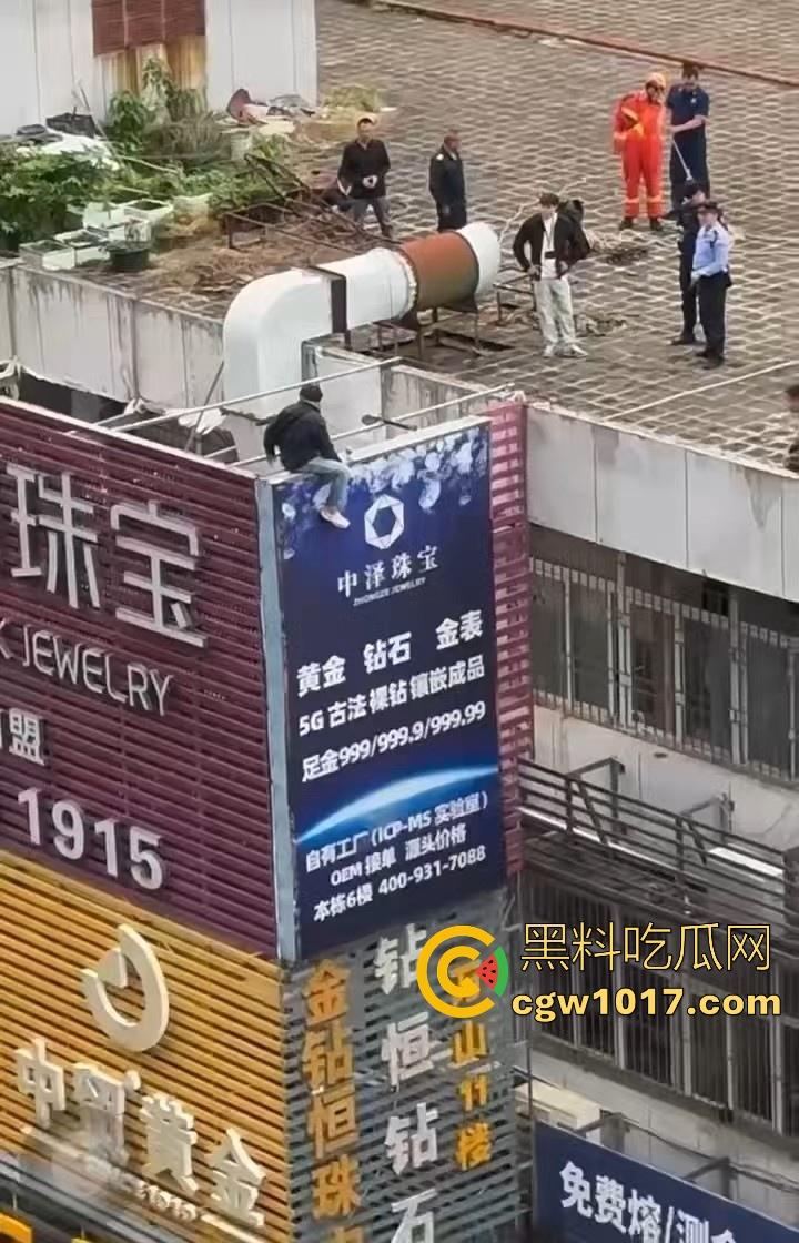 黄金价格暴跌！深圳市罗湖区水贝，金展国际珠宝广场楼上又一个想不开的要跳搂，这哥们是不是全仓了黄金！  第1张