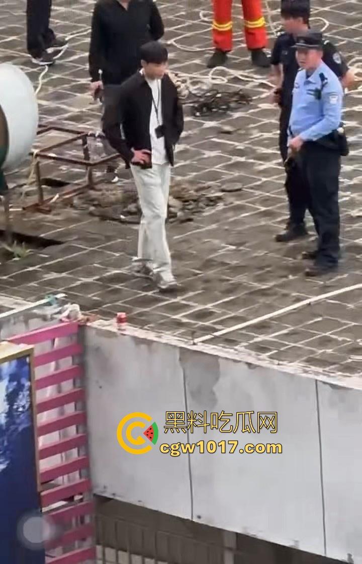 黄金价格暴跌！深圳市罗湖区水贝，金展国际珠宝广场楼上又一个想不开的要跳搂，这哥们是不是全仓了黄金！  第2张