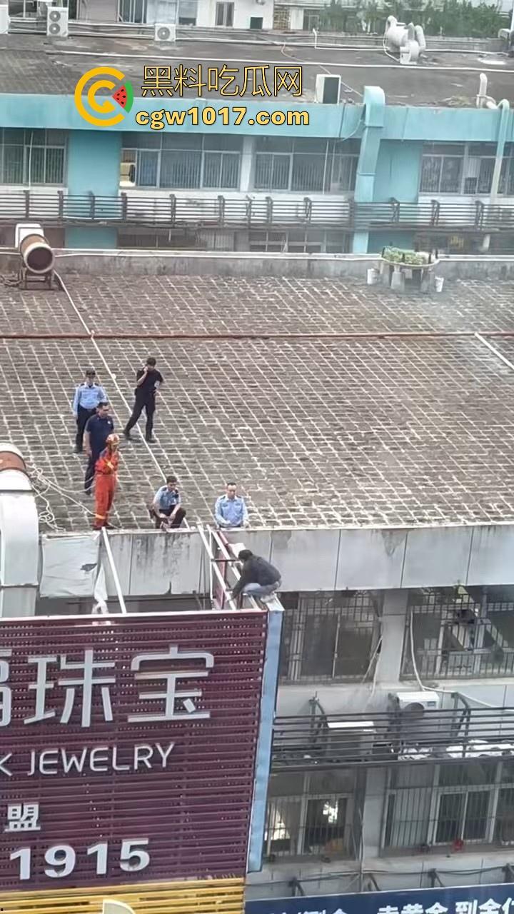 黄金价格暴跌！深圳市罗湖区水贝，金展国际珠宝广场楼上又一个想不开的要跳搂，这哥们是不是全仓了黄金！  第4张