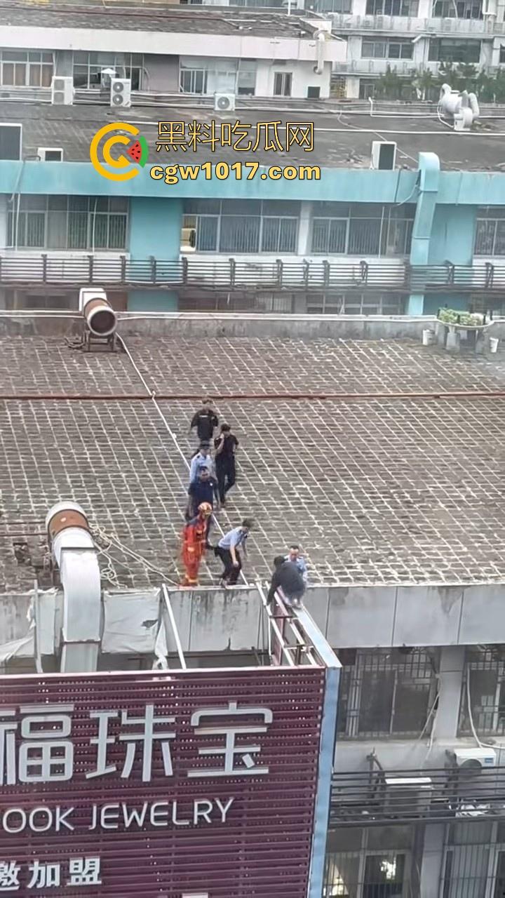 黄金价格暴跌！深圳市罗湖区水贝，金展国际珠宝广场楼上又一个想不开的要跳搂，这哥们是不是全仓了黄金！  第5张