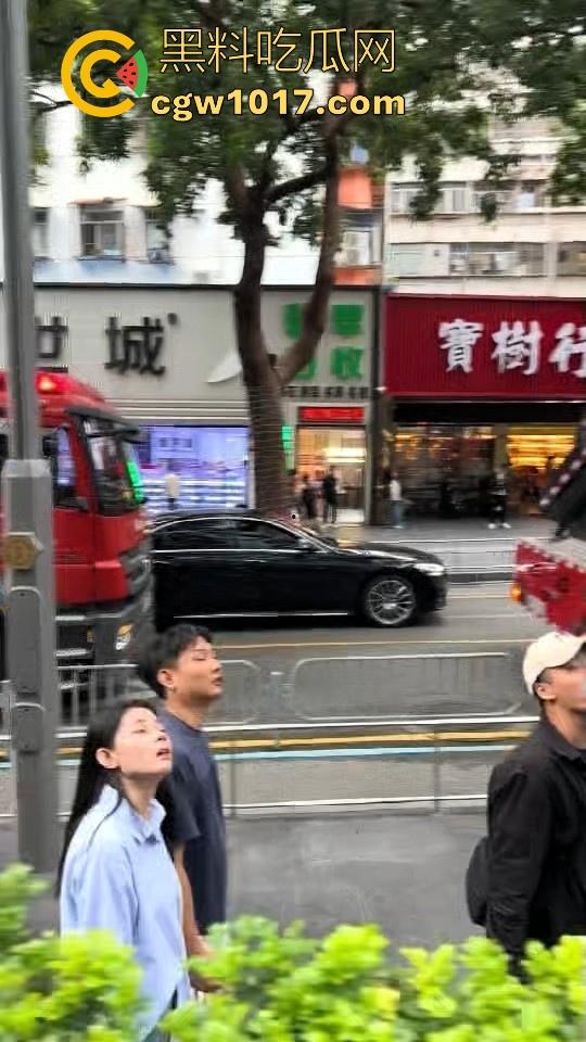 黄金价格暴跌！深圳市罗湖区水贝，金展国际珠宝广场楼上又一个想不开的要跳搂，这哥们是不是全仓了黄金！  第6张