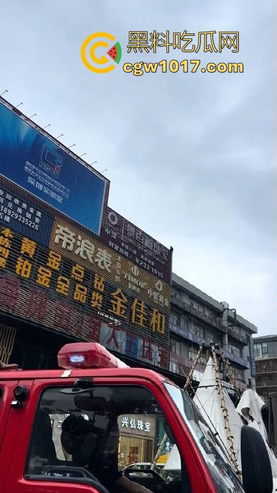 黄金价格暴跌！深圳市罗湖区水贝，金展国际珠宝广场楼上又一个想不开的要跳搂，这哥们是不是全仓了黄金！  第7张