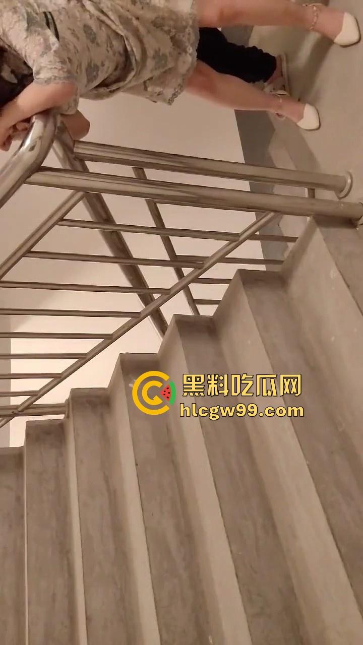 福州第一中学初中女老师【杨惠蓉】在家中和光头教导主任偷情曝光，楼道做爱实在太刺激了，小身材 眼镜婊！  第3张