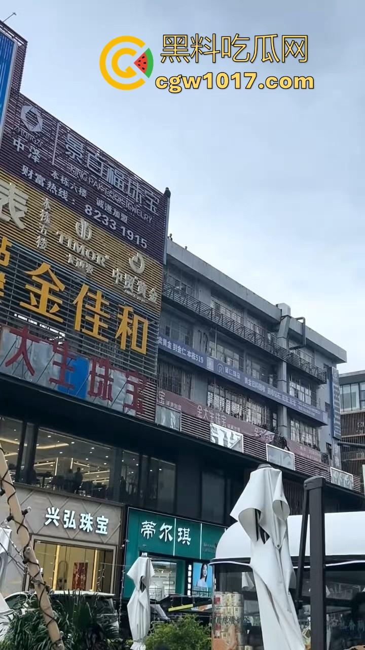 黄金价格暴跌！深圳市罗湖区水贝，金展国际珠宝广场楼上又一个想不开的要跳搂，这哥们是不是全仓了黄金！  第9张
