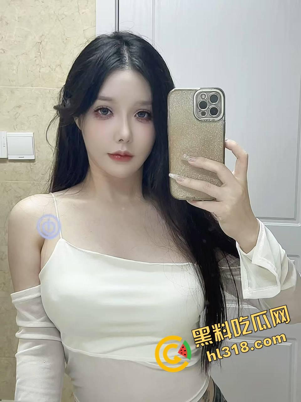 国外留学高挑美女『夏婷婷』被按桌上无套猛操，趁朋友不在家一顿狠狠冲刺，肉体撞击快把桌子干散架！  第1张