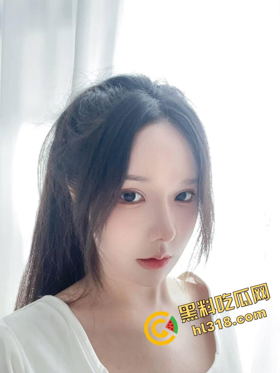 国外留学高挑美女『夏婷婷』被按桌上无套猛操，趁朋友不在家一顿狠狠冲刺，肉体撞击快把桌子干散架！  第3张