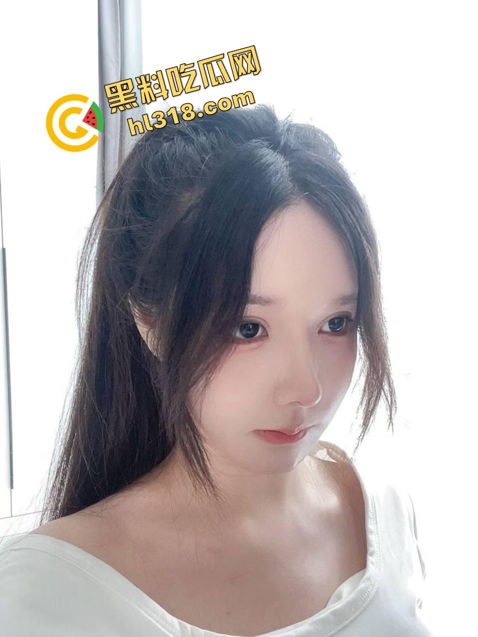 国外留学高挑美女『夏婷婷』被按桌上无套猛操，趁朋友不在家一顿狠狠冲刺，肉体撞击快把桌子干散架！  第4张