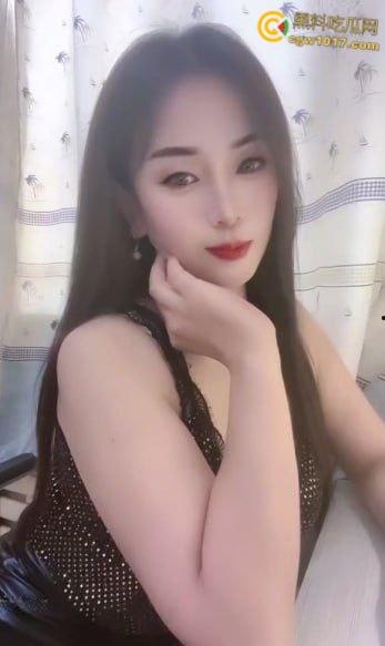 快手熟女【SS琴姐】，御姐气质风情万种，肉丝油丝无内隔着丝袜抚摸骚逼，看似是良家妇女实则也是个淫荡母狗！  第2张