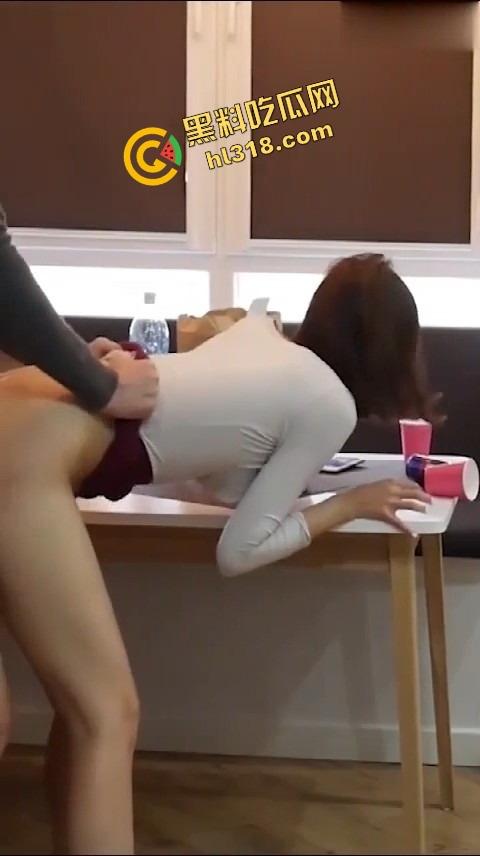 国外留学高挑美女『夏婷婷』被按桌上无套猛操，趁朋友不在家一顿狠狠冲刺，肉体撞击快把桌子干散架！  第6张