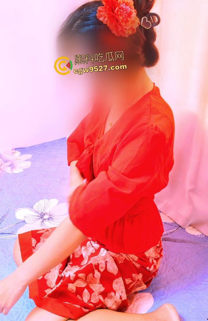 海角相依为命的母子，妈妈穿新娘装诱惑儿子，骑乘吞噬儿子的鸡巴，爽到不想拔出，实则早已灵魂出窍！  第1张