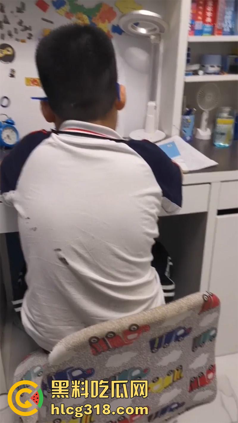 在儿子身后自慰的骚妇【桃子冰妈妈】再出佳作，肥臀人妻熟女天花板，各种淫语挑逗玩到高潮抽搐！  第4张