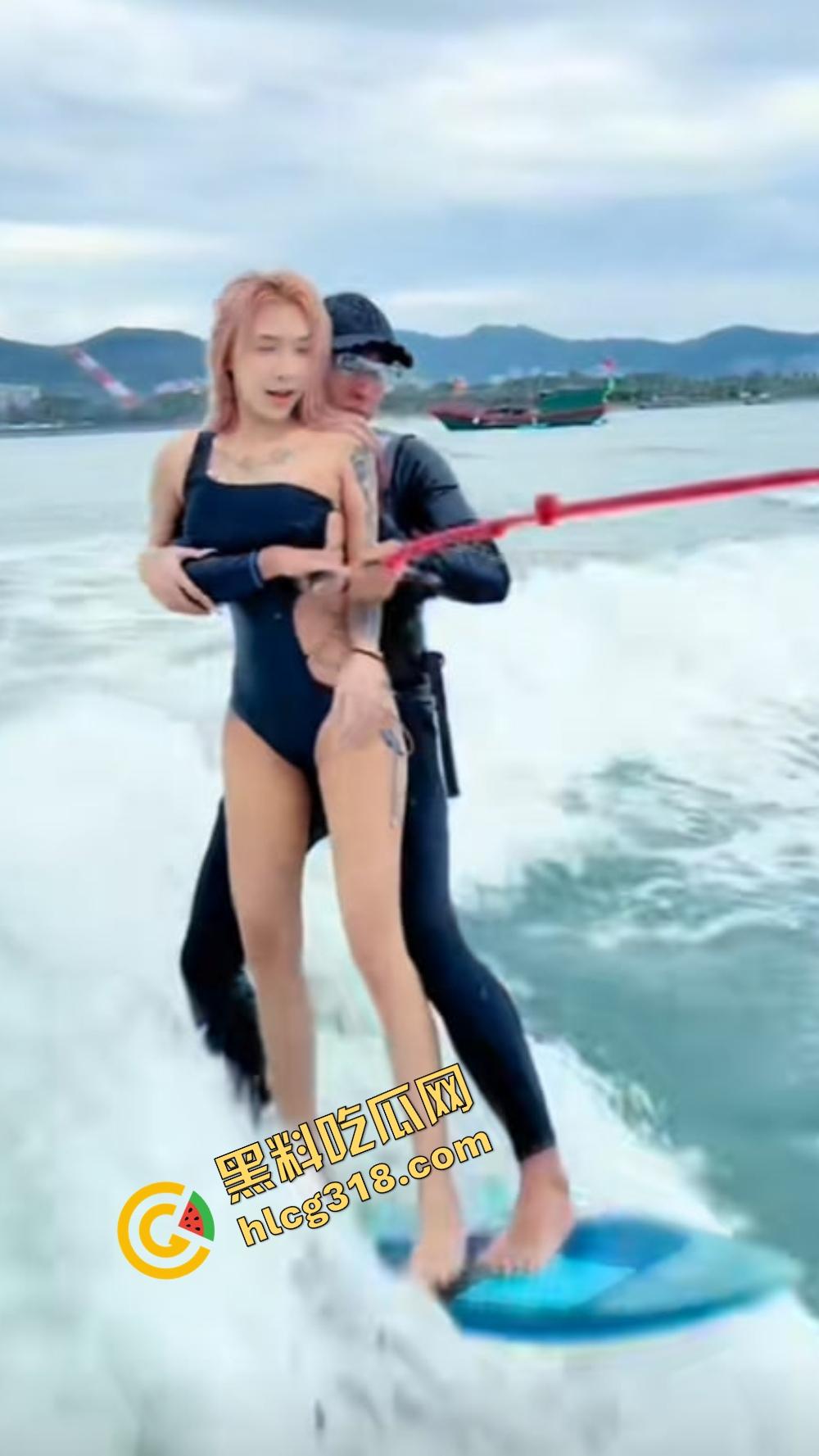 极品美女海边冲浪，比基尼裹不住大奶，教练见了直接支帐篷，裤裆顶出形状全场尴尬！  第2张