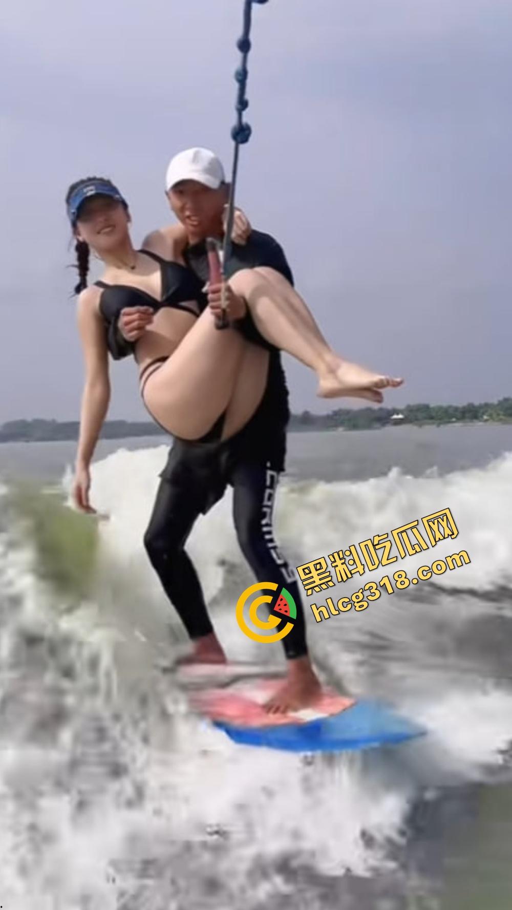 极品美女海边冲浪，比基尼裹不住大奶，教练见了直接支帐篷，裤裆顶出形状全场尴尬！  第5张