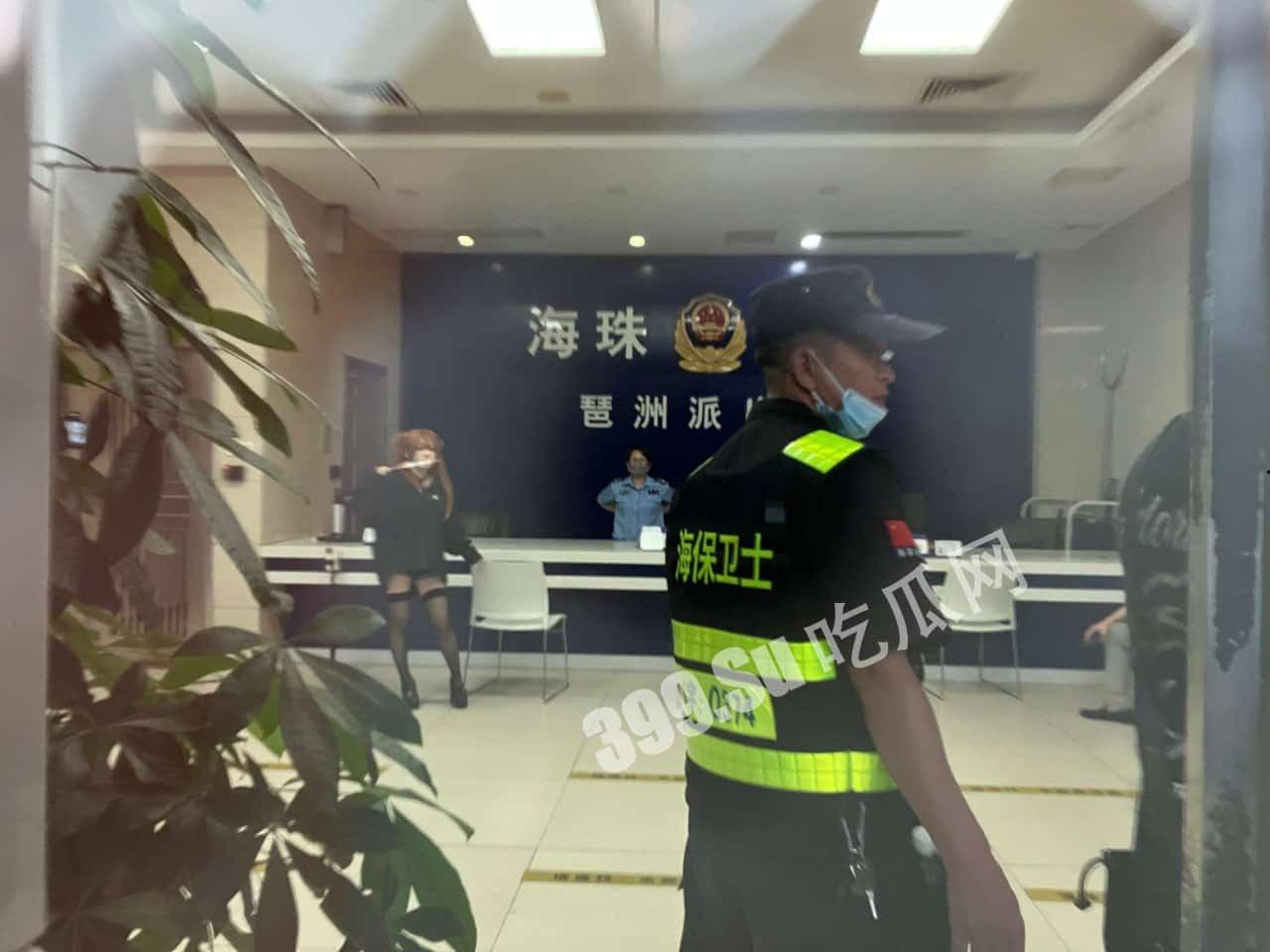 #吃瓜 #广州 #萤火虫动 漫展 外场，曾经在 #推特 上 援交 的coser由于举报被 警察 从现场直接带走，此举引发部分不满的宅男冲击了当地派出所要求放人  第1张