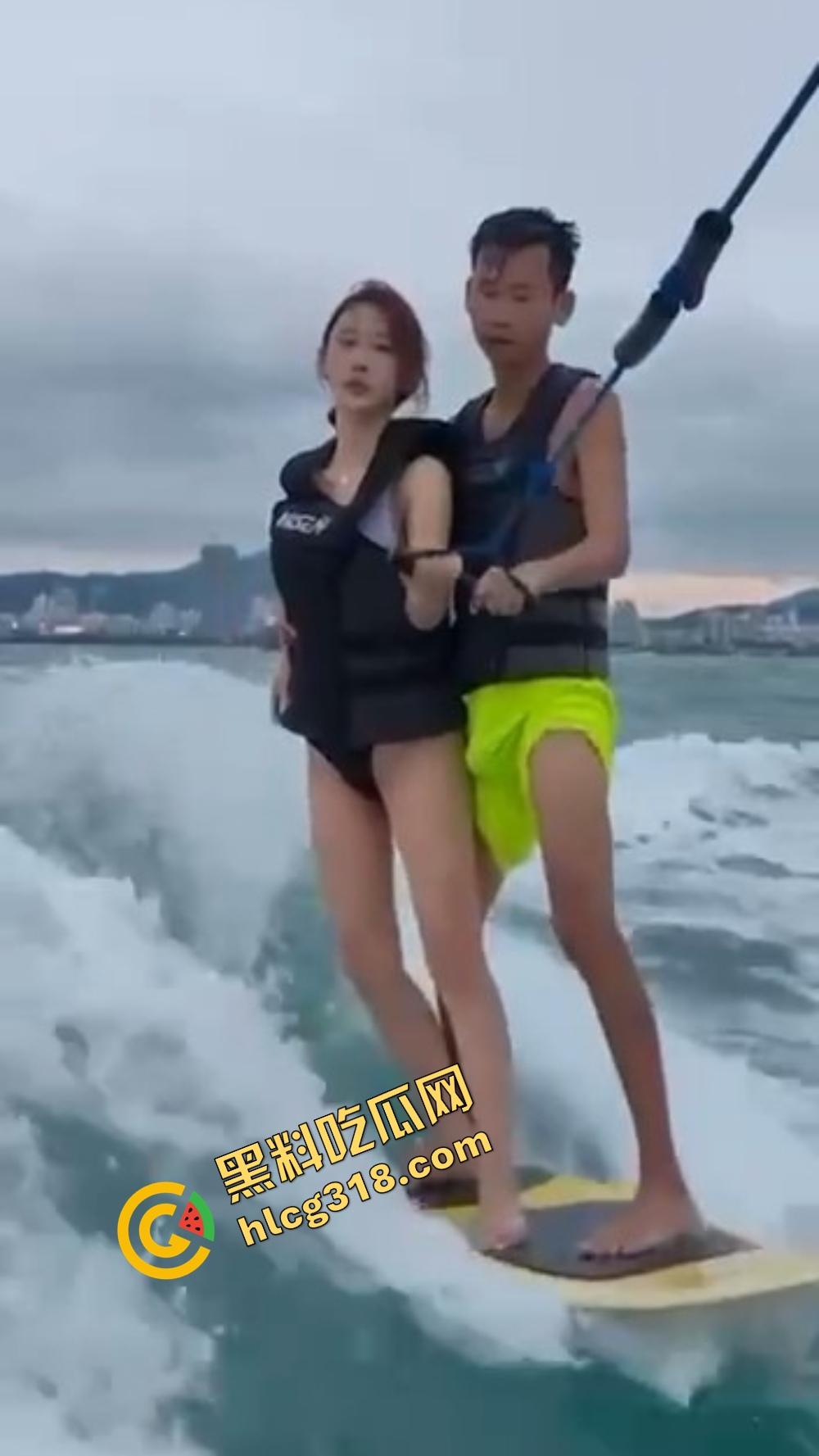 极品美女海边冲浪，比基尼裹不住大奶，教练见了直接支帐篷，裤裆顶出形状全场尴尬！  第8张